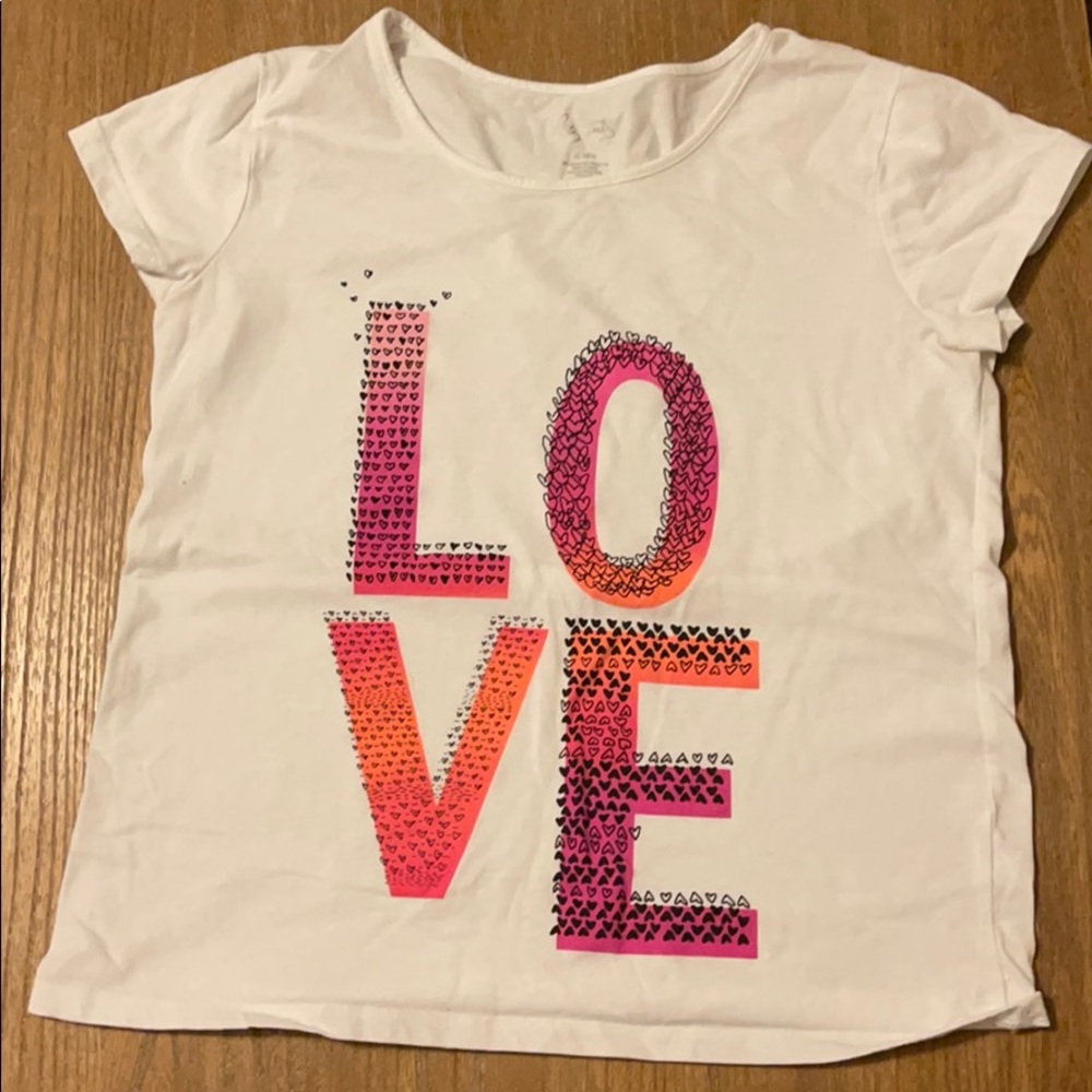 Kids white top! Says love on it💕 never worn!